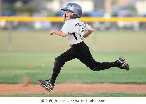 人物运动健身儿童穿着棒球服奔跑背景图片